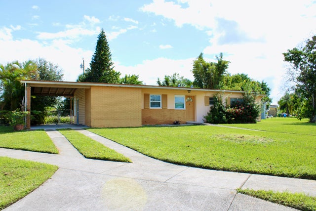 1 of 16 - 305 Se Airoso Boulevard, Port Saint Lucie, FL