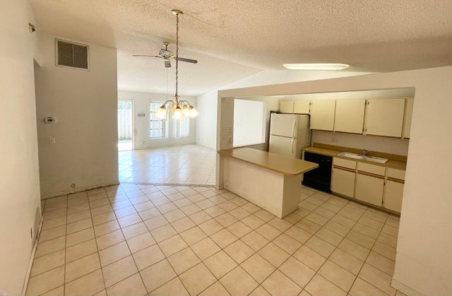 4 of 12 - 4290 Woodstock Drive #d, West Palm Beach, FL
