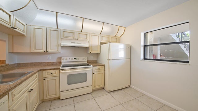 5 of 18 - 7118 Golf Colony Court #105, Lake Worth, FL