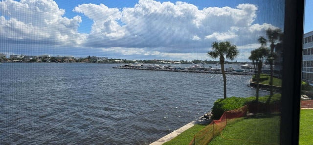 2 of 3 - 896 N Federal Highway #224, Lantana, FL