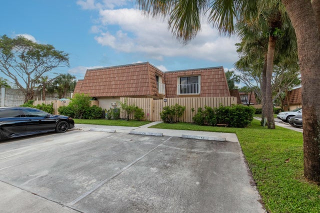 2 of 40 - 855 Blue Ridge Circle #855, West Palm Beach, FL