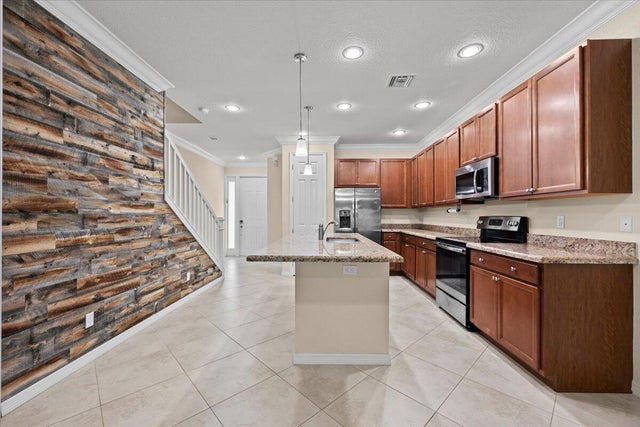 1 of 32 - 535 Sw Glen Crest Way, Stuart, FL