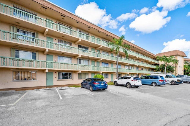 300 Village Green Cir S #206, Palm Springs