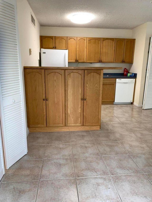 3 of 8 - 643 Executive Center Drive #q-102, West Palm Beach, FL