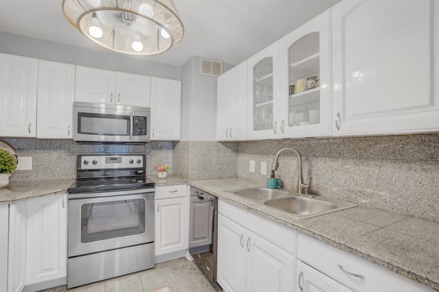 4 of 49 - 5600 N Flagler Drive #907, West Palm Beach, FL