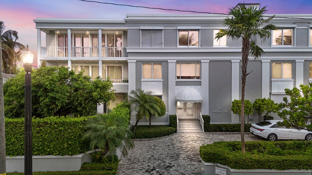 145 Peruvian Av #301, Palm Beach