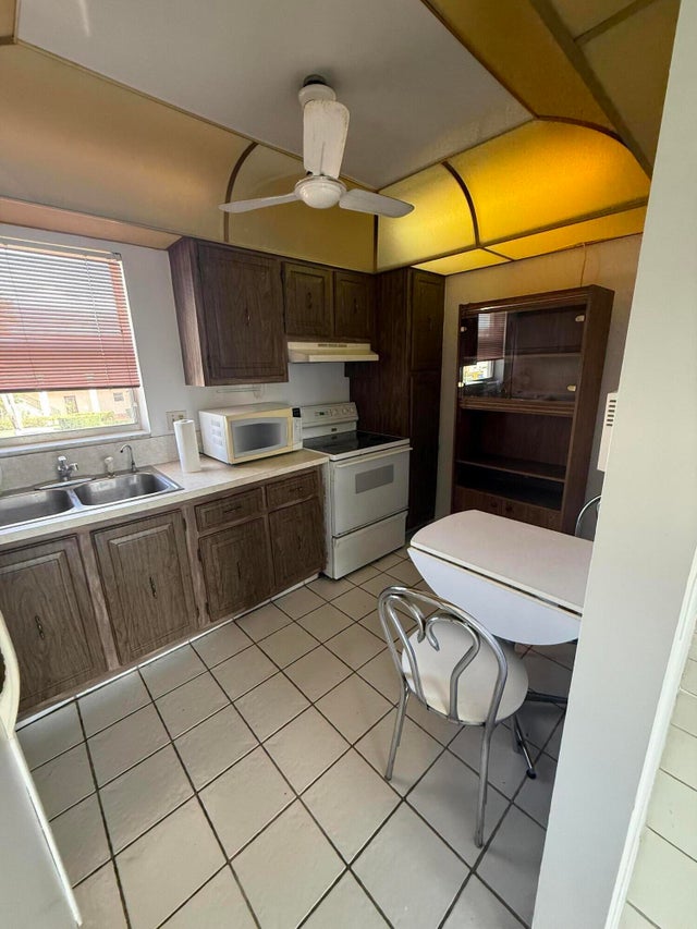 5 of 10 - 352 Lake Dora Drive #352, West Palm Beach, FL