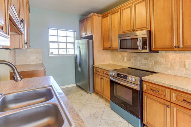 3 of 28 - 328 E Jasmine Drive, Lake Park, FL