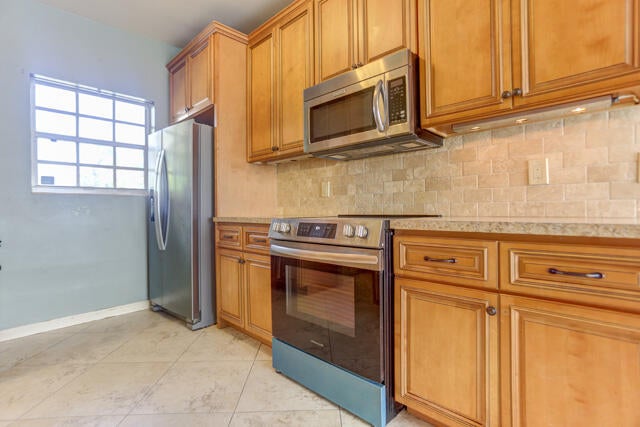 5 of 28 - 328 E Jasmine Drive, Lake Park, FL