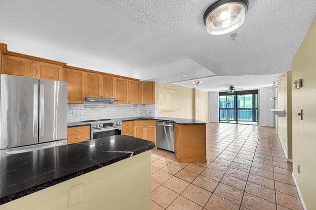 5 of 33 - 896 N Federal Highway #431, Lantana, FL