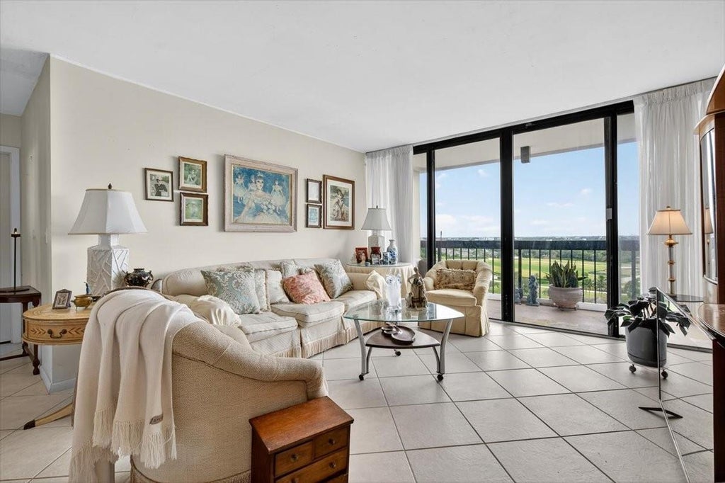 2425 Presidential Way #1502, West Palm Beach