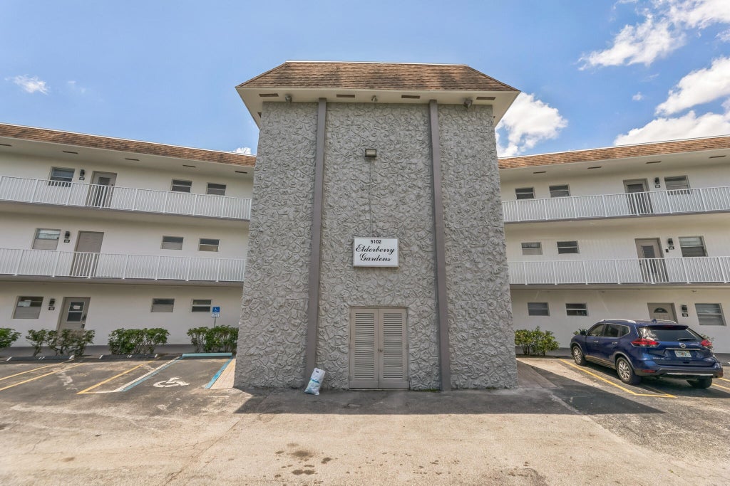 5102 Nw 36th St #408, Lauderdale Lakes