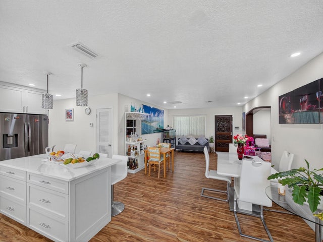 5 of 22 - 7026 Pine Tree Lane, Lake Clarke Shores, FL