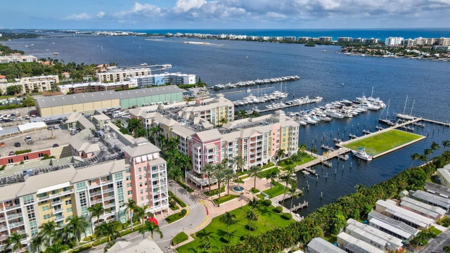 2 of 22 - 806 E Windward Way E #201, Lantana, FL