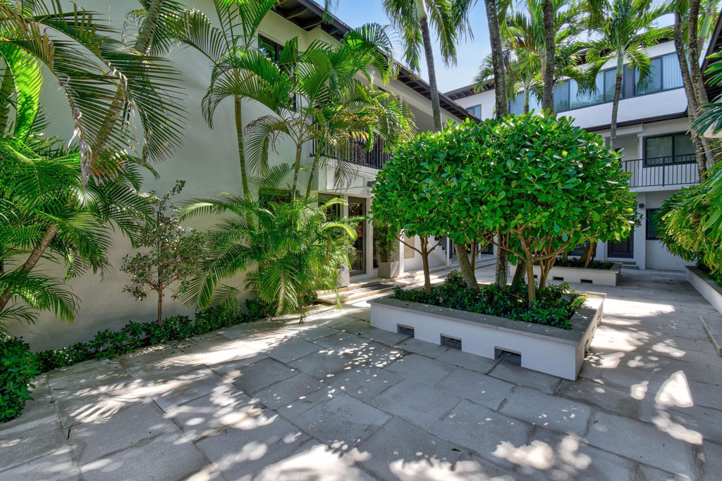 122 Peruvian Av #18, Palm Beach