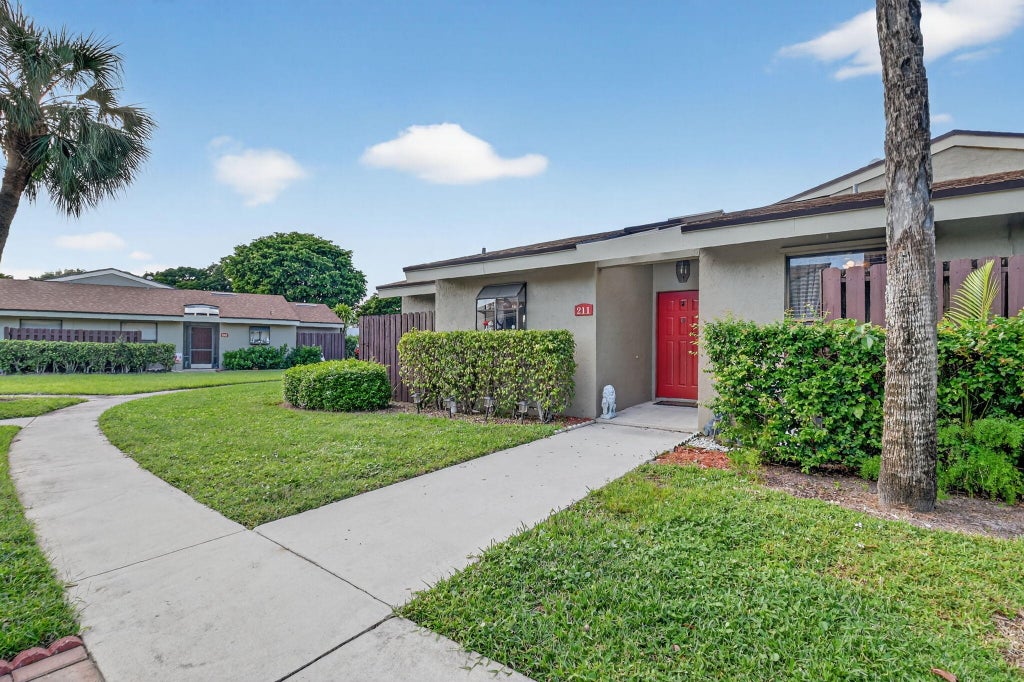 211 Meadows Drive, Boynton Beach