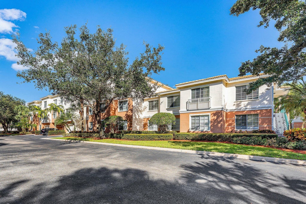 8211 Myrtlewood Cir W, Palm Beach Gardens