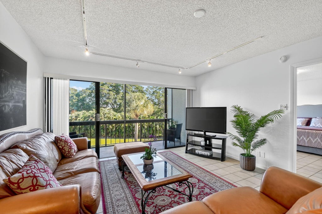 2500 Presidential Way #302, West Palm Beach