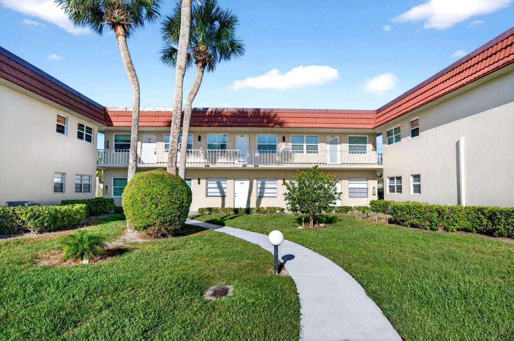 108 Spring Lake Ct #203, Vero Beach