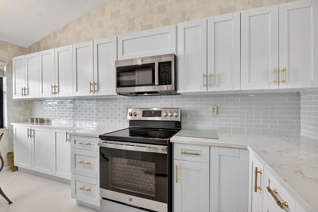 7578 Tahiti Lane #202, Lake Worth