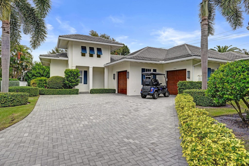 2590 Estates Dr, North Palm Beach