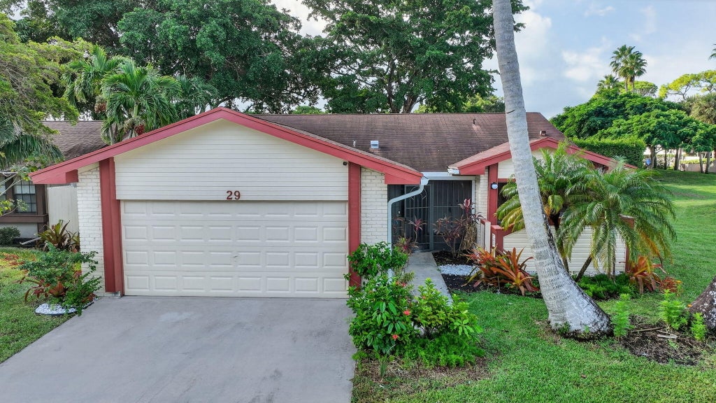 29 Fawlkland Cir, Boynton Beach