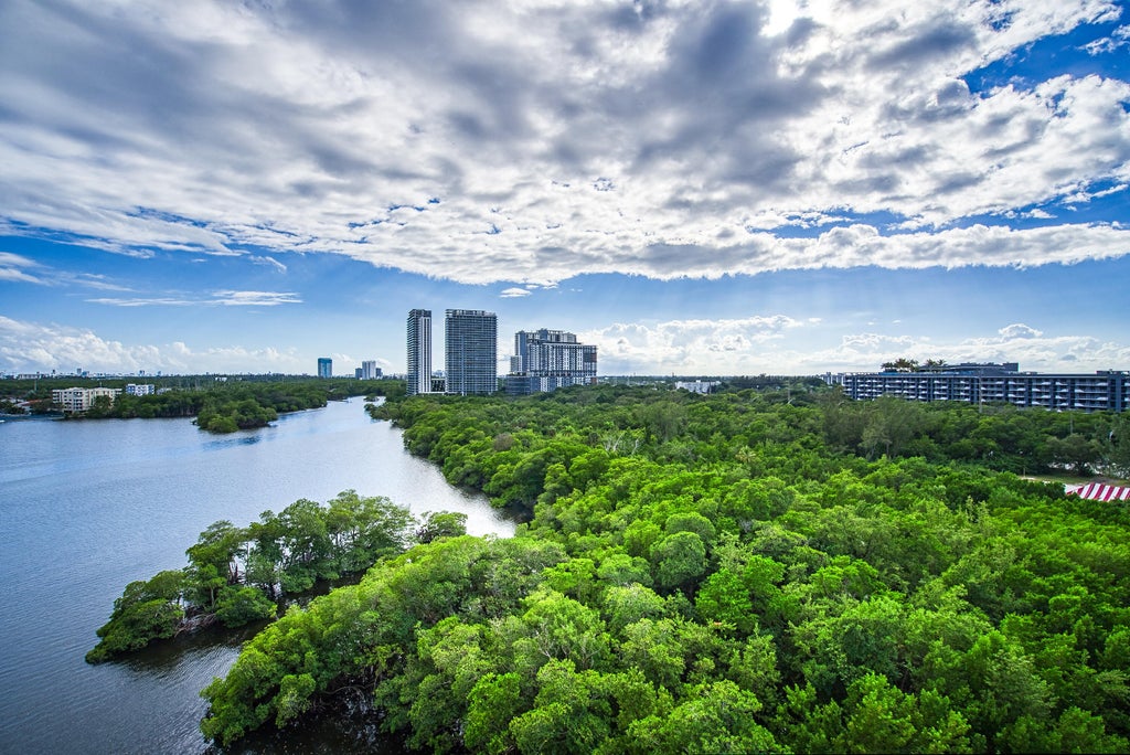 17111 Biscayne Blvd #902, North Miami Beach