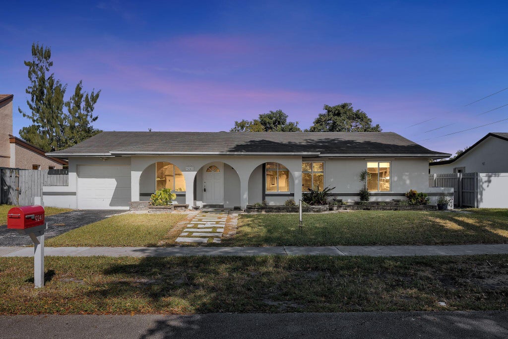 9241 N Cypress Cir, Miramar