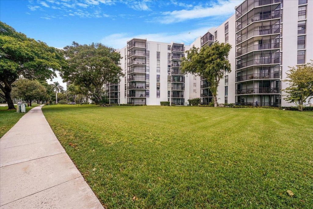 3475 N Country Club Dr #602, Aventura