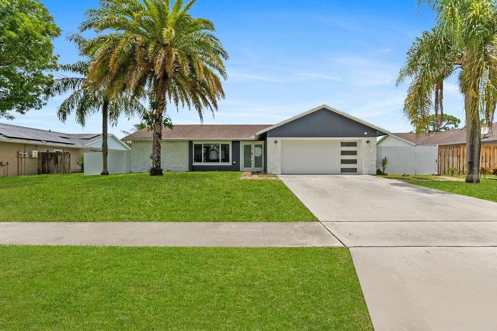 112 Parkwood Dr, Royal Palm Beach