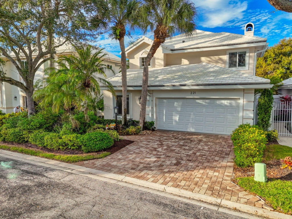 221 Canterbury Dr W, Palm Beach Gardens