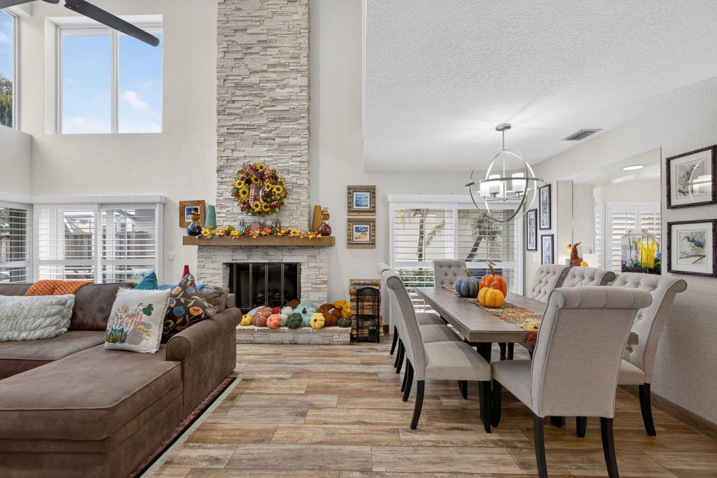 221 Canterbury Dr W, Palm Beach Gardens