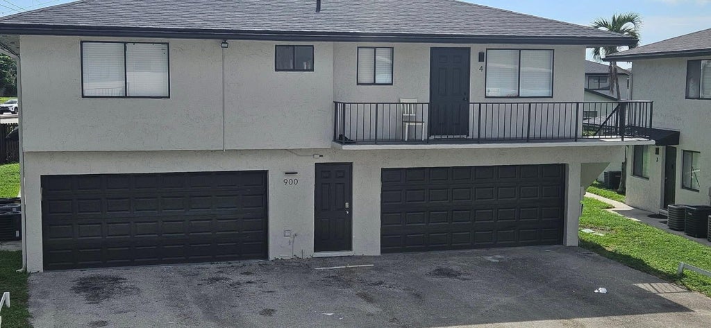 906 E Tiffany Dr #4, Mangonia Park