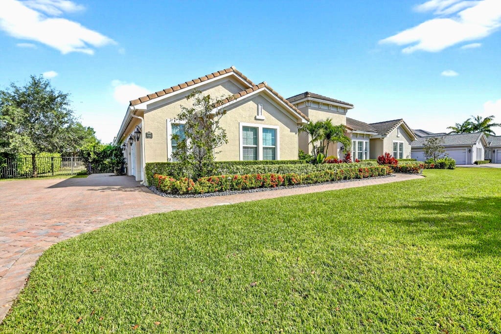 5040 E Sterling Ranch Cir, Davie
