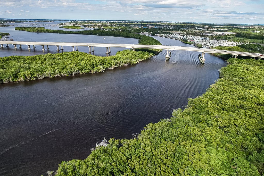 233 Sw Otter Run Pl, Stuart