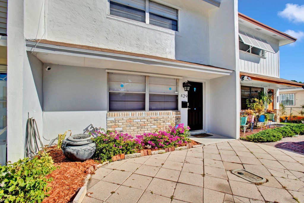 429 Silver Beach Rd, Lake Park