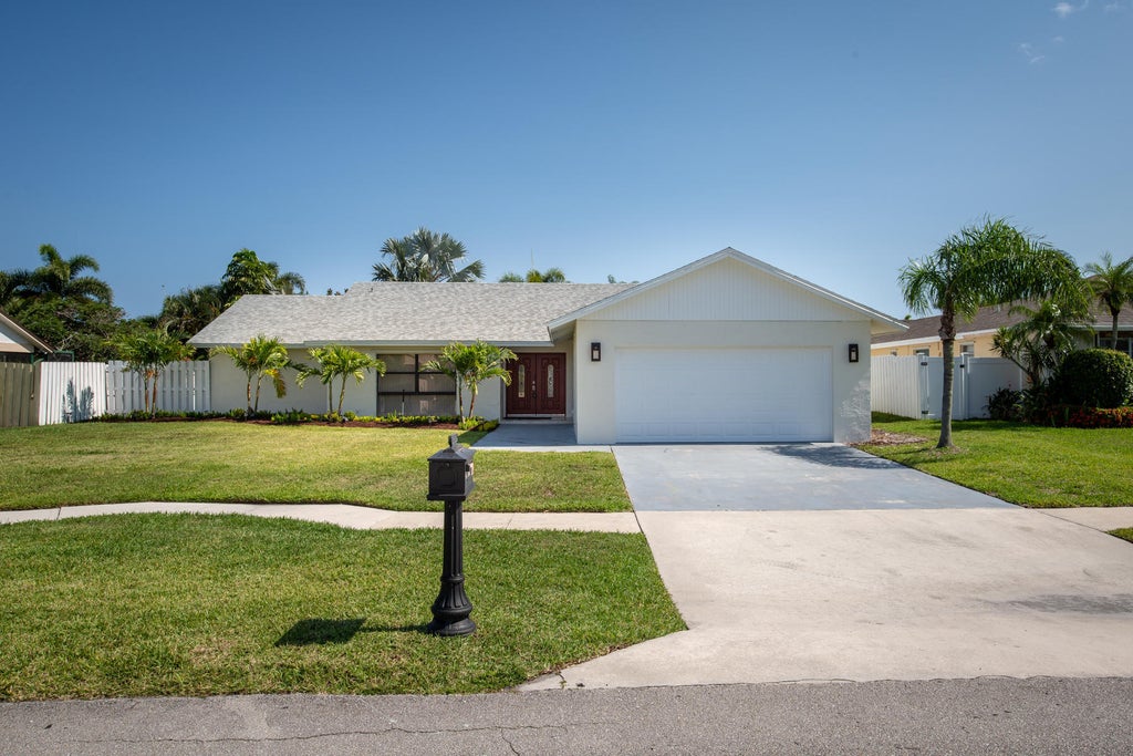 4218 Woods End Rd, Boca Raton