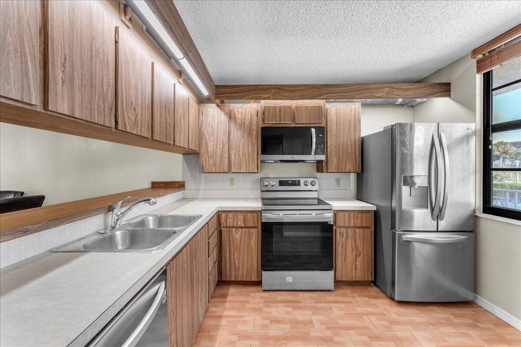 3540 Whitehall Dr #203, West Palm Beach