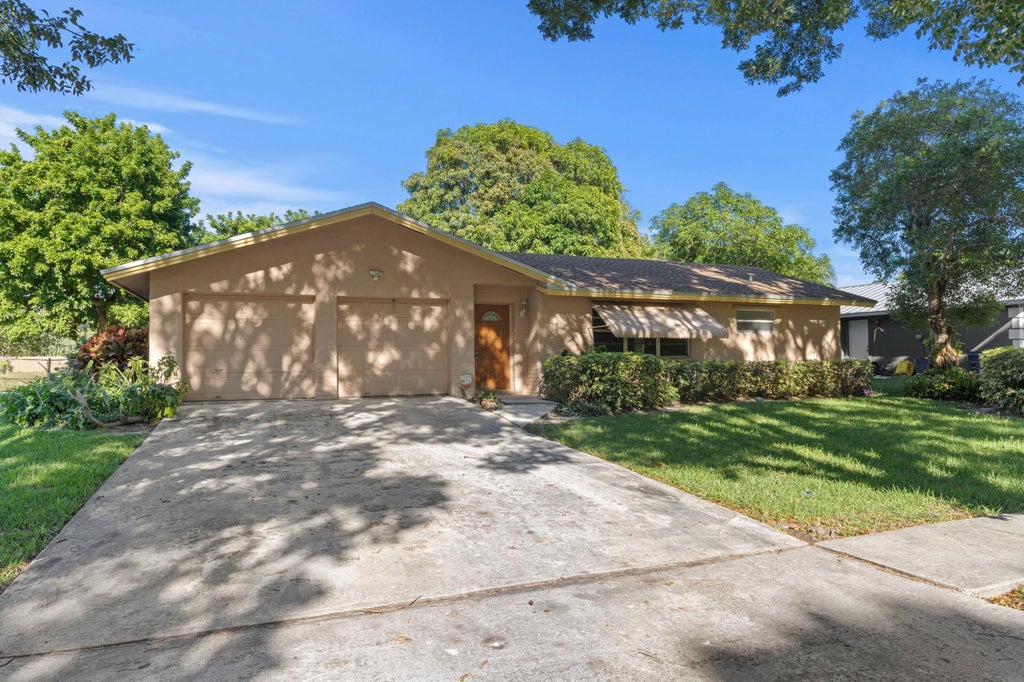 2031 Pinehurst Dr, West Palm Beach