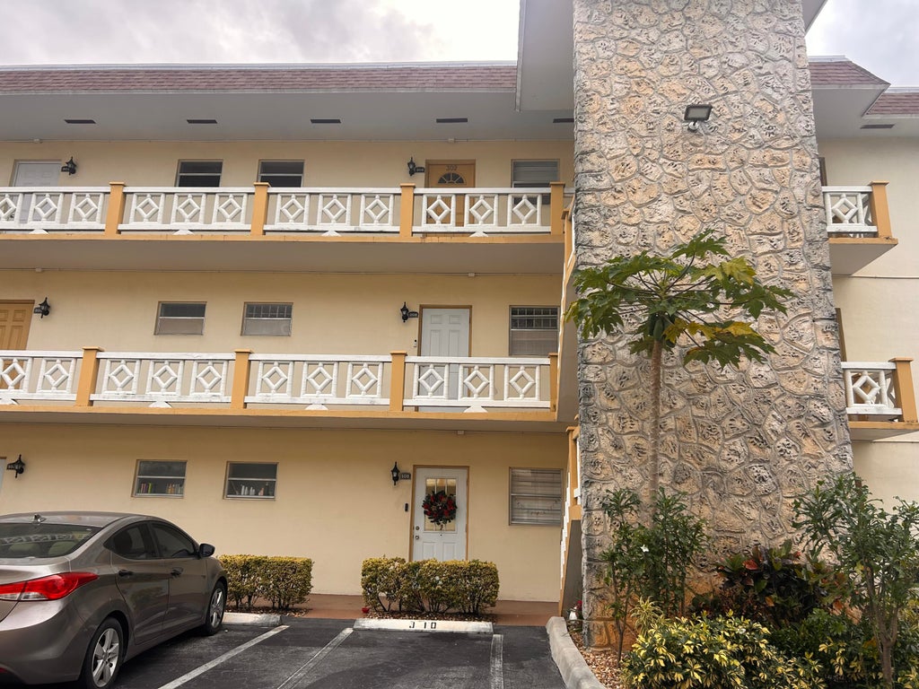 5111 W Oakland Park Blvd #302, Lauderdale Lakes