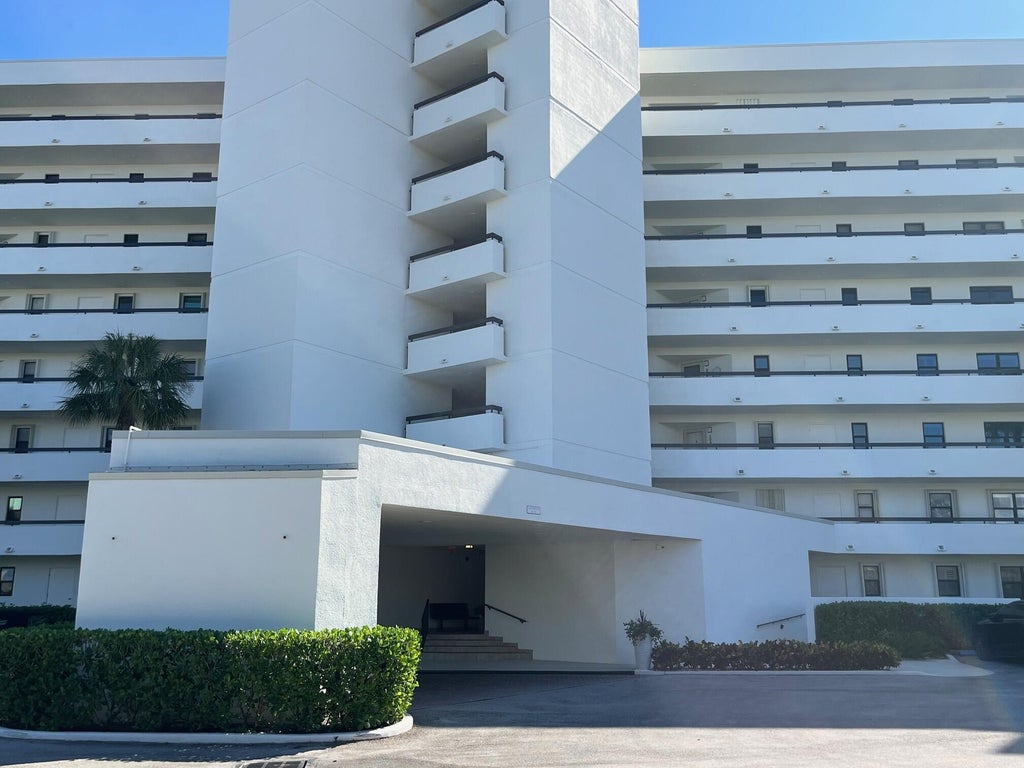 19800 Sandpointe Bay Dr #204, Tequesta