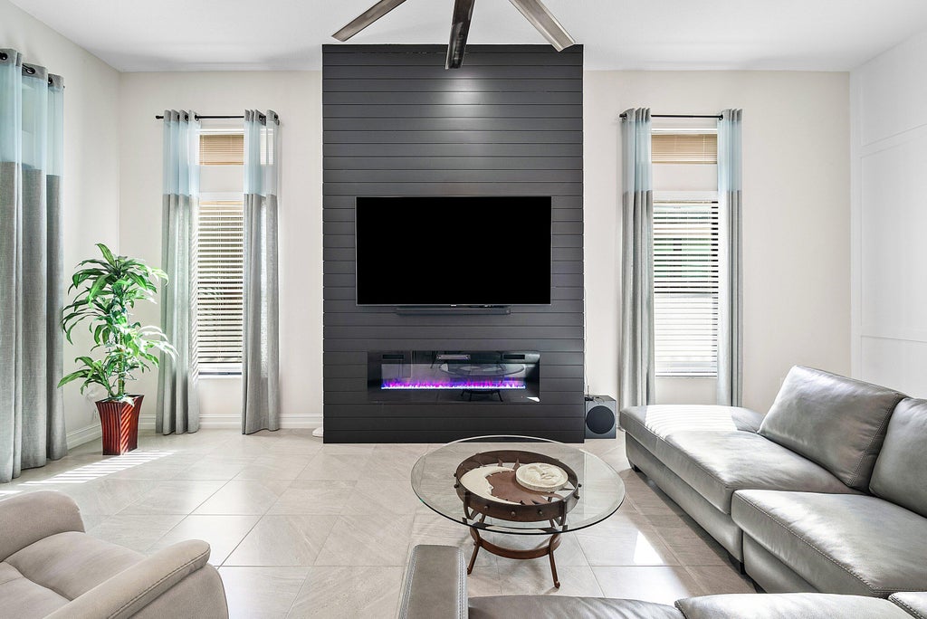 9076 Leon Cir E, Parkland