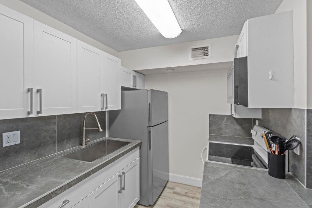 2000 N Congress Av #106, West Palm Beach