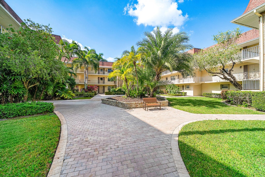 5540 Tamberlane Cir #221, Palm Beach Gardens
