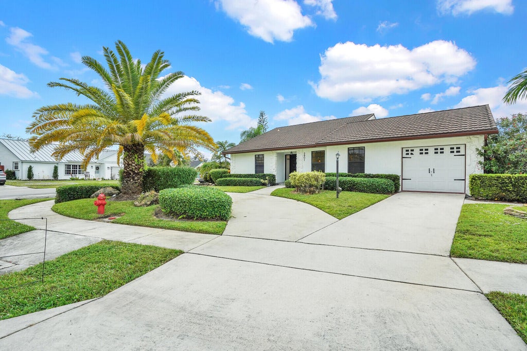 5901 White Cypress Dr, Lake Worth
