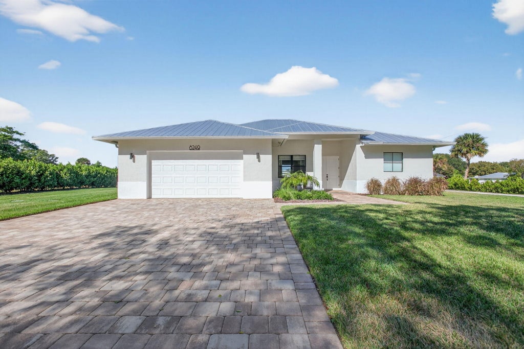 8249 Se Dharlys St, Hobe Sound