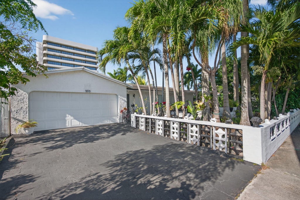 225 S Sequoia Dr, West Palm Beach