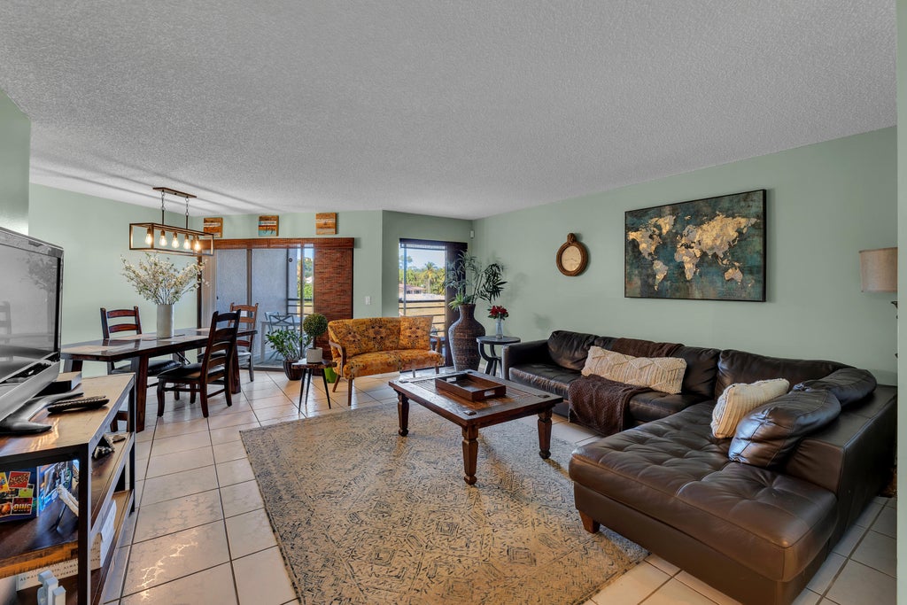 5650 Camino Del Sol #205, Boca Raton