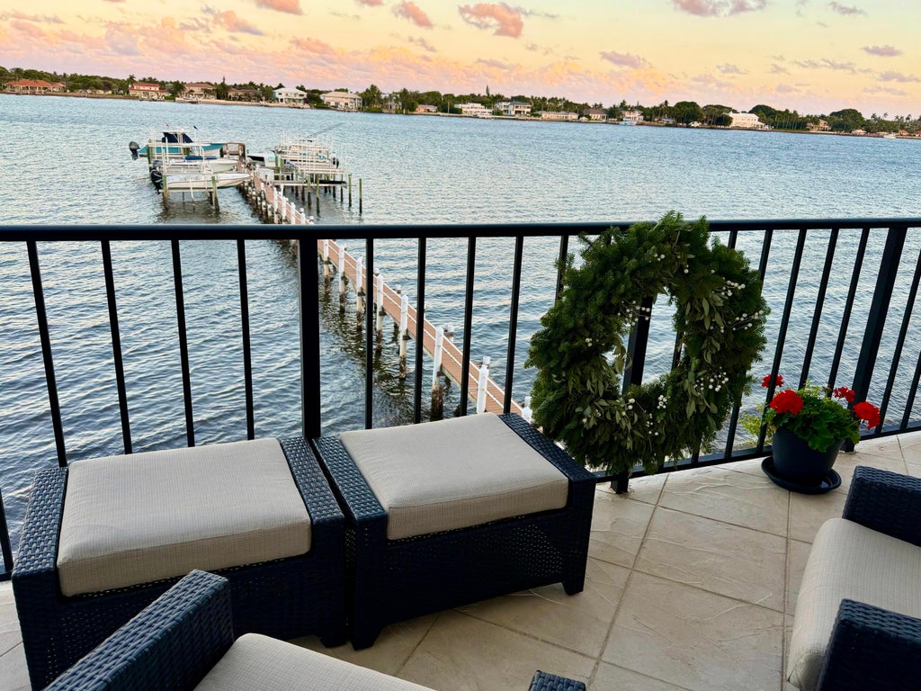 1206 S Lake Dr #301, Lantana