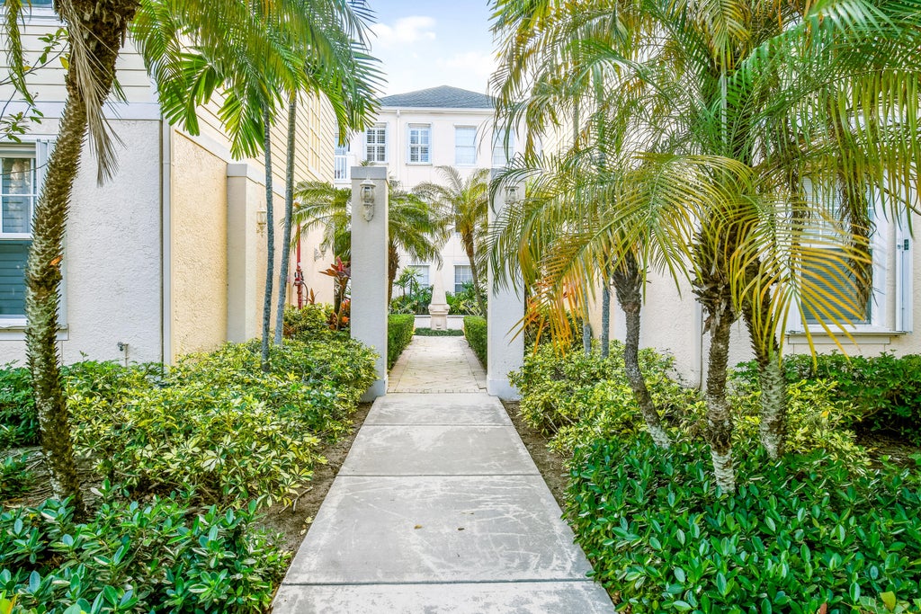 276 Murcia Dr #313, Jupiter